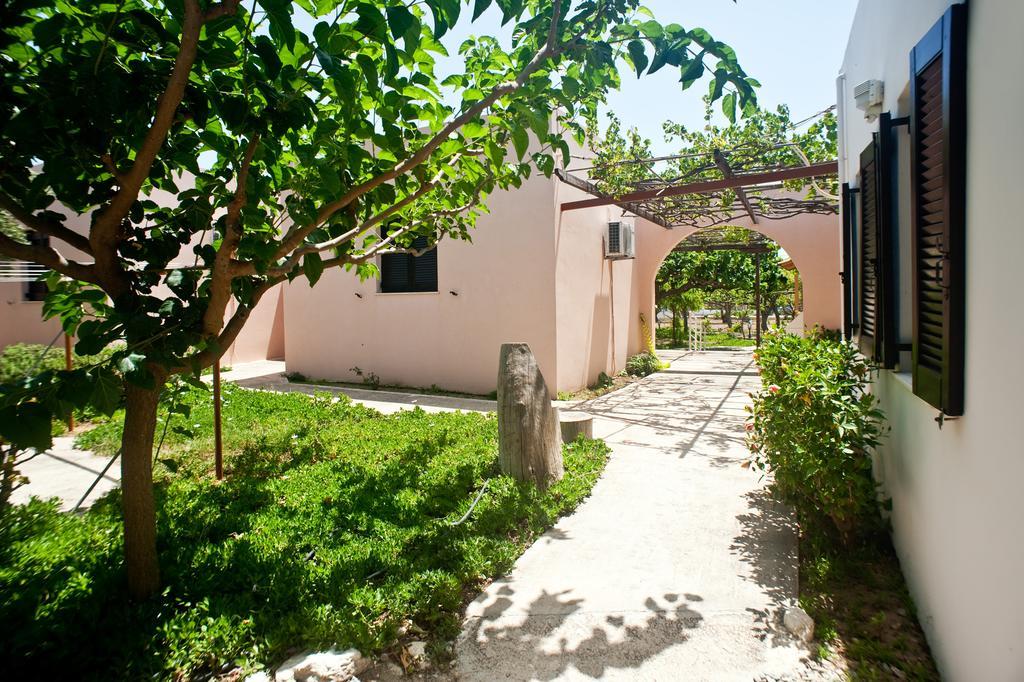 Dolphin Apartments Frangokastello Exterior foto